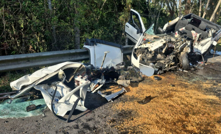 Carro invade pista contrária na Mogi-Bertioga, colide com utilitário e deixa vítima fatal