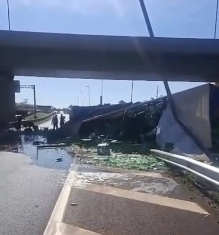 Caminhão carregado com cerveja tomba em rodovia de Ribeirão Preto
