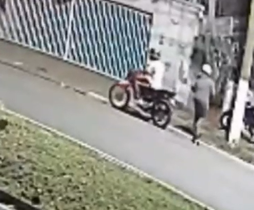 Dois homens furtam moto em 15 segundos em frente à casa da vítima na Vila Teixeira