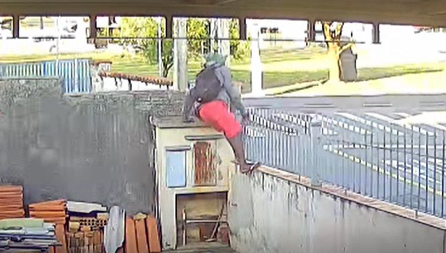 Dono de casa flagra invasor pulando o muro e assusta criminoso no Jardim Garcia