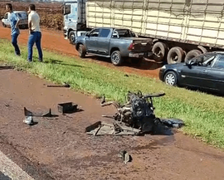 Dois ficam gravemente feridos após acidente entre carro e caminhão na região