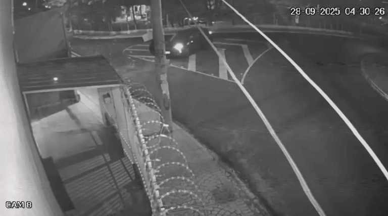 Antes de atingir árvore, carro ocupado por vereador foi filmado perdendo o retrovisor em poste