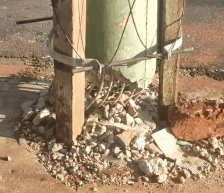 Esfarelando após acidente, poste da avenida do Café é sustentado por pedaços de madeira há 20 dias