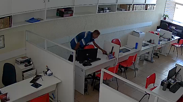 Criminoso furta eletrônicos e dinheiro em escritório de advocacia Criminoso furta eletrônicos e dinheiro em escritório de advocacia