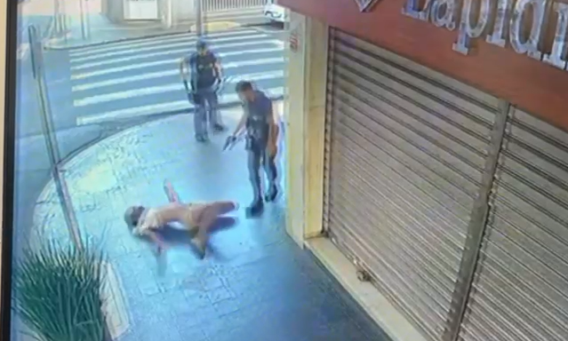 Vídeo mostra o momento em que homem em situação de rua é baleado no peito pela PM