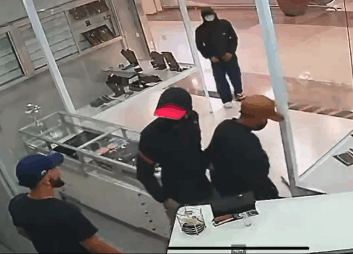 Três homens assaltam loja de pratas dentro de supermercado em Campinas