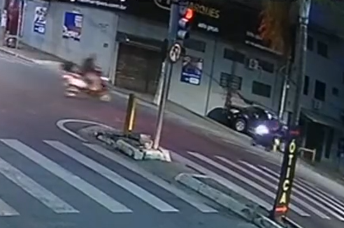 VÍDEO: Motociclista avança sinal vermelho e causa acidente grave em Várzea Paulista