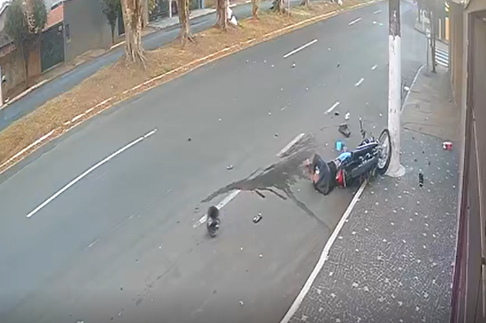 Motociclista morre após colidir com poste na Avenida Dr. Hermínio Ometto, em Leme