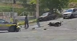 Motociclista é socorrido em estado grave após colisão com carro de autoescola