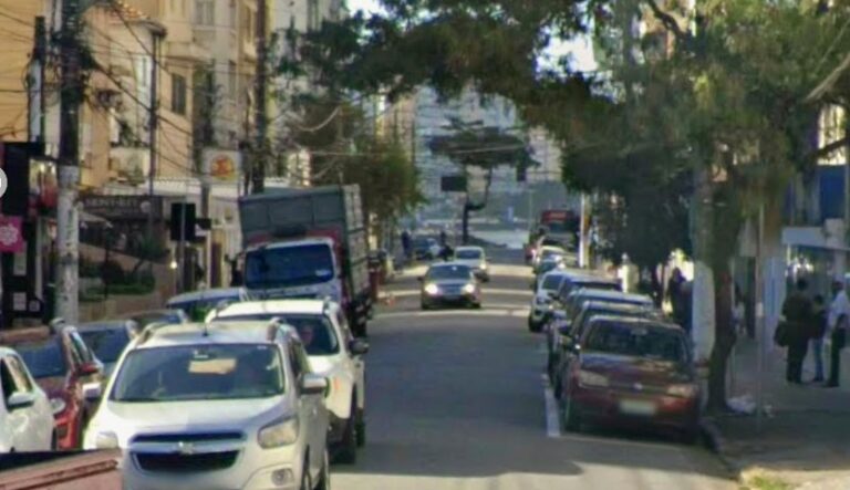 Intervenção da Sabesp interdita trecho de importante rua de São Vicente