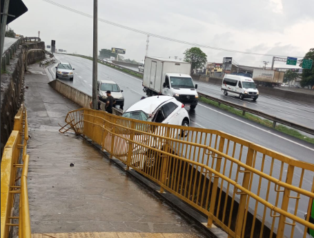 Mulher morre após batida e capotamento na Rodovia Anhanguera, em Sumaré