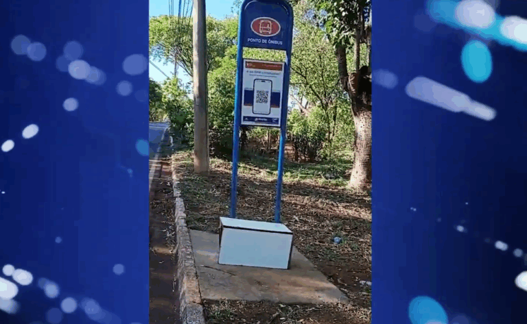 Morador critica a condição precária de ponto de ônibus e cobra vereança por fiscalização