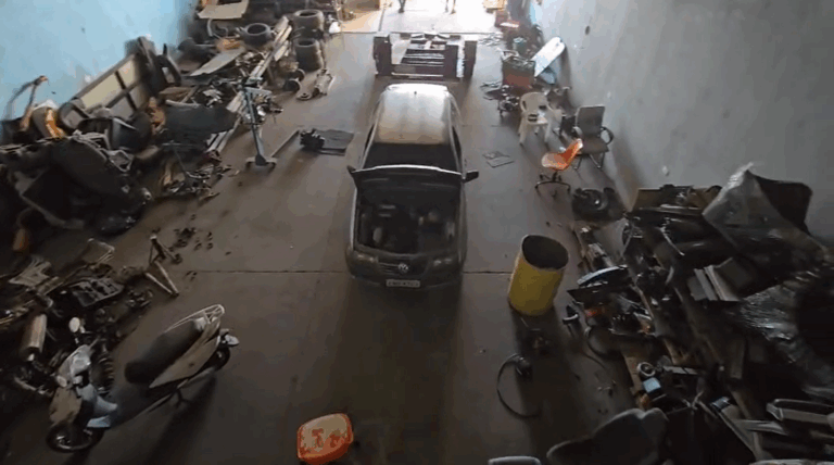 Polícia prende homem e apreende placas e peças irregulares em desmanche