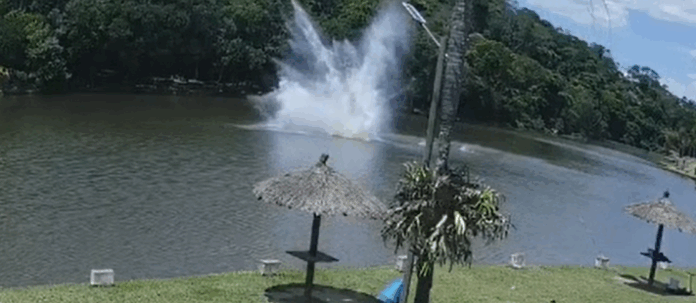 VÍDEO: Helicóptero cai em lago próximo à Estrada do Vinho, em São Roque