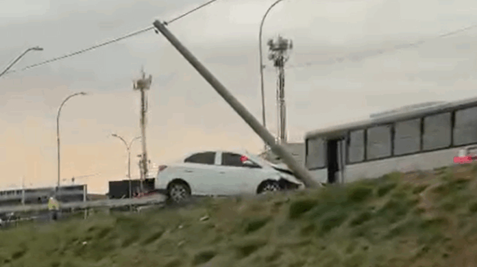 Motorista dorme ao volante, derruba poste e destrói carro na John Boyd Dunlop