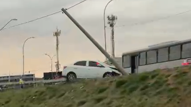 Motorista dorme ao volante, derruba poste e destrói carro na John Boyd Dunlop