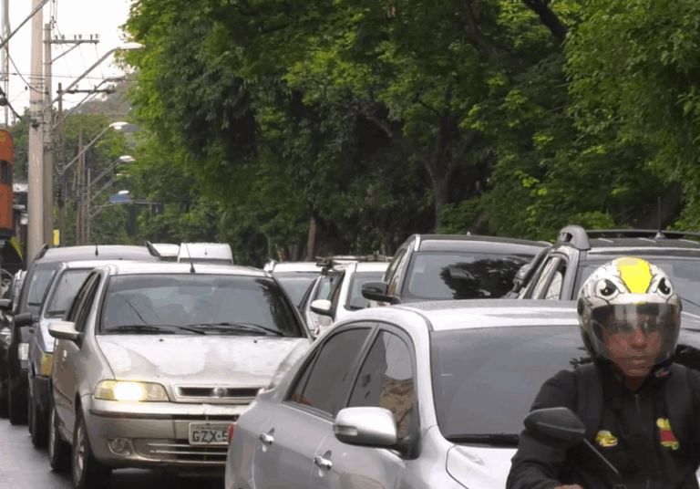 Acidente entre dois carros prejudica o trânsito no Centro de Ribeirão Preto