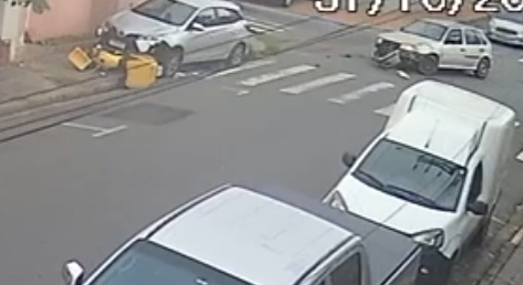 VÍDEO: funcionário dos Correios é arrastado por carro após acidente em Limeira