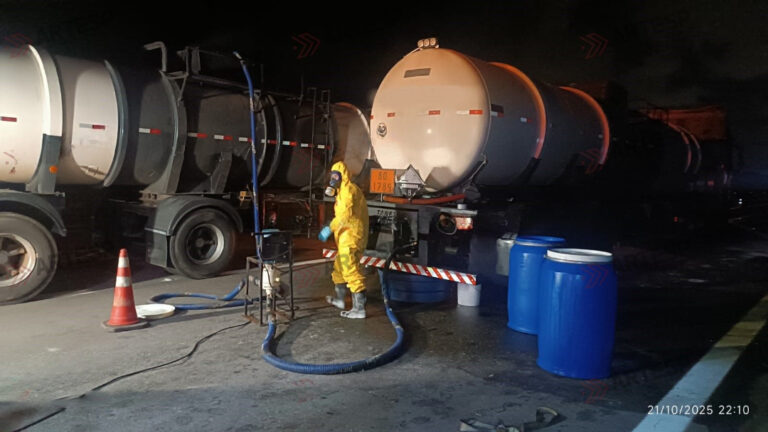 Vazamento em caminhão com ácido clorídrico interdita trecho de rodovia em Peruíbe