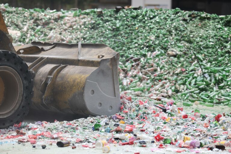 Mais de 100 mil garrafas apreendidas em operação contra adulteração e falsificação de bebidas foram destruídas. | Foto: Governo de São Paulo
