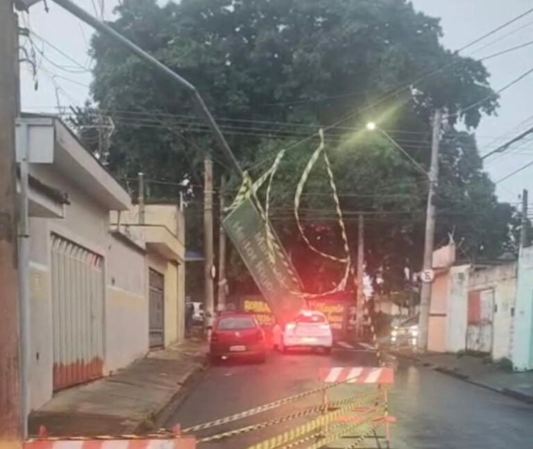 Chuva desta sexta-feira desliga semáforos, derruba árvore e causa queda de placa no Presidente Dutra