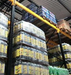 Bebidas suspeitas e produtos sem autorização foram apreendidos em estabelecimento no Guarujá; VÍDEO