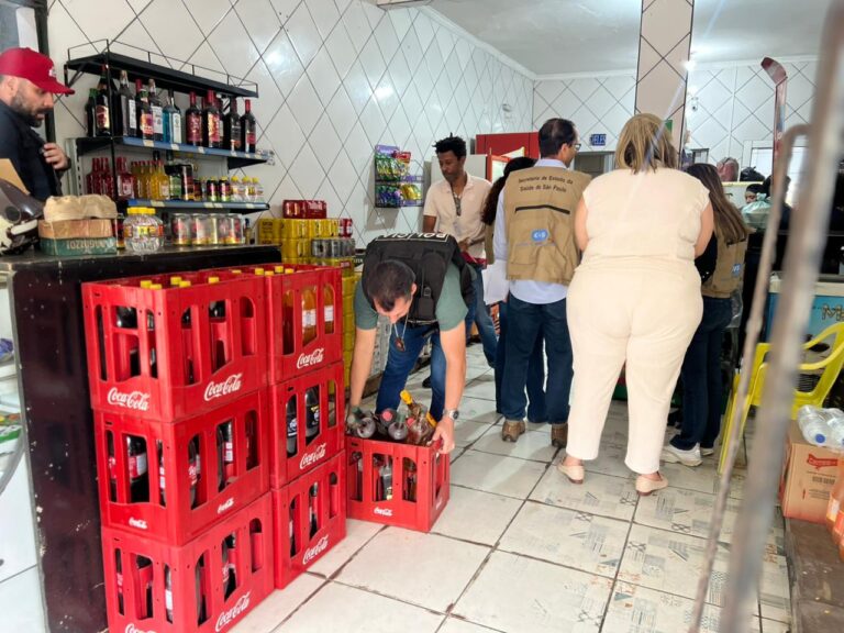 Força-tarefa apreende bebidas após suspeita de intoxicação por metanol em cidade do litoral
