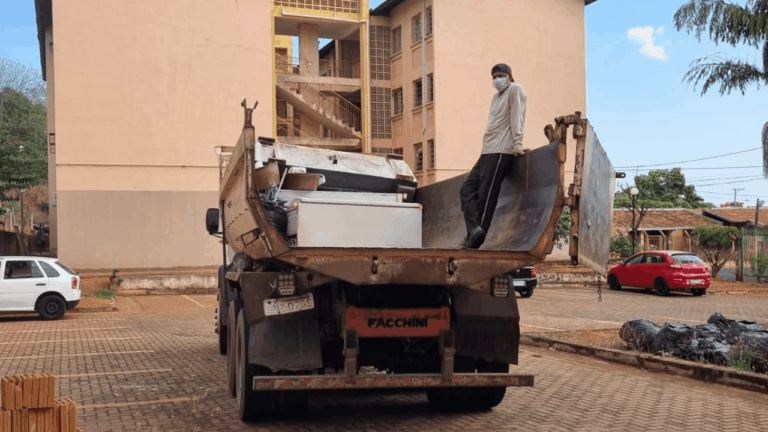 Força-tarefa elimina acúmulo de lixo em apartamento