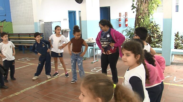 Portadora de Síndrome de Down é estagiária da Oficina de Dança em escola de Santos