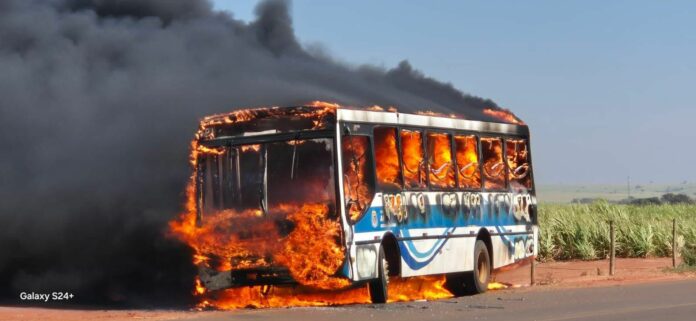 Ônibus prefeitura fogo