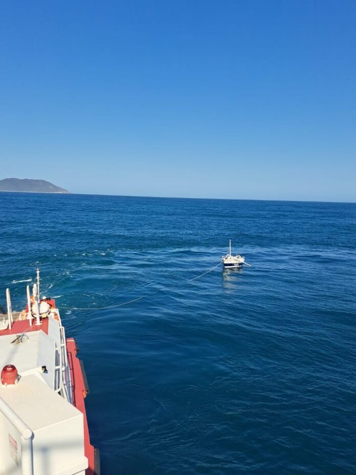 Três pessoas são resgatadas à deriva em alto-mar em Ubatuba após pane em veleiro