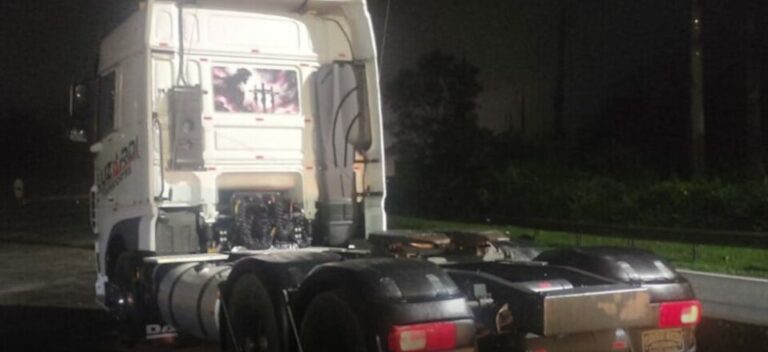 Caminhoneiro é preso por dirigir bêbado em rodovia do litoral