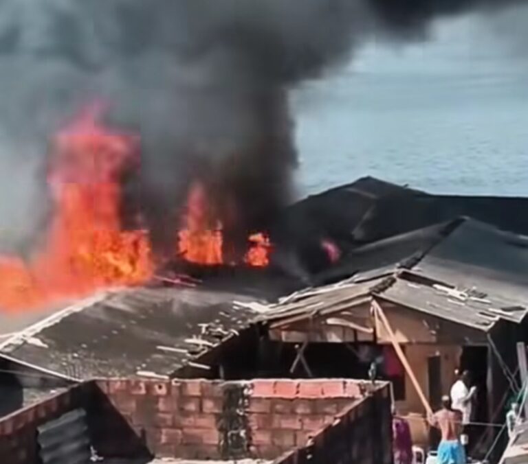 Incêndio atinge cinco casas na Vila dos Pescadores em Cubatão e duas pessoas ficaram feridas