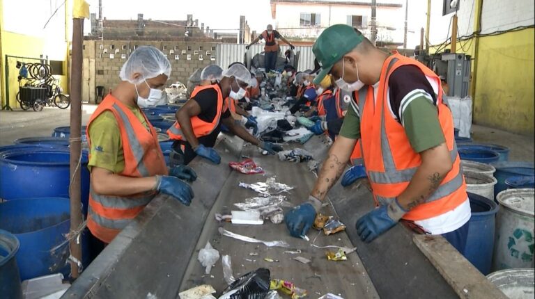 Cooperativa de São Vicente reciclou mais de 4 toneladas de vidro em 2025