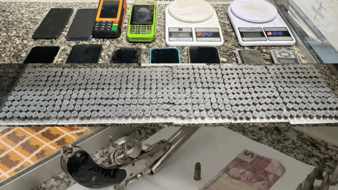 Operação prende homem com mais de mil porções de drogas e arma