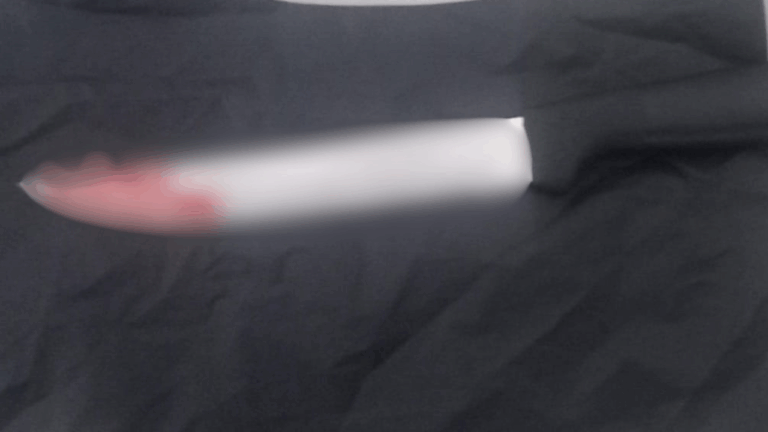 Homem esfaqueia colega de trabalho no pescoço