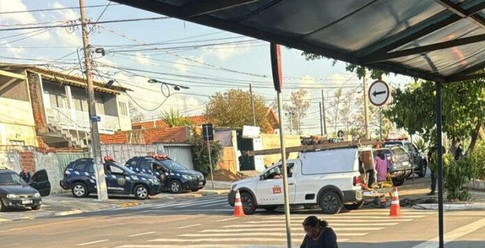 Criminosos se passam por técnicos para furtar fios com carros e uniformes falsos Criminosos se passam por técnicos para furtar fios com carros e uniformes falsos