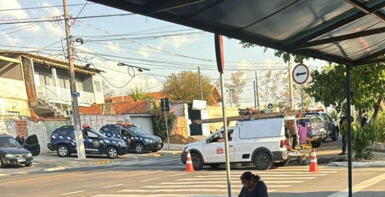 Criminosos se passam por técnicos para furtar fios com carros e uniformes falsos