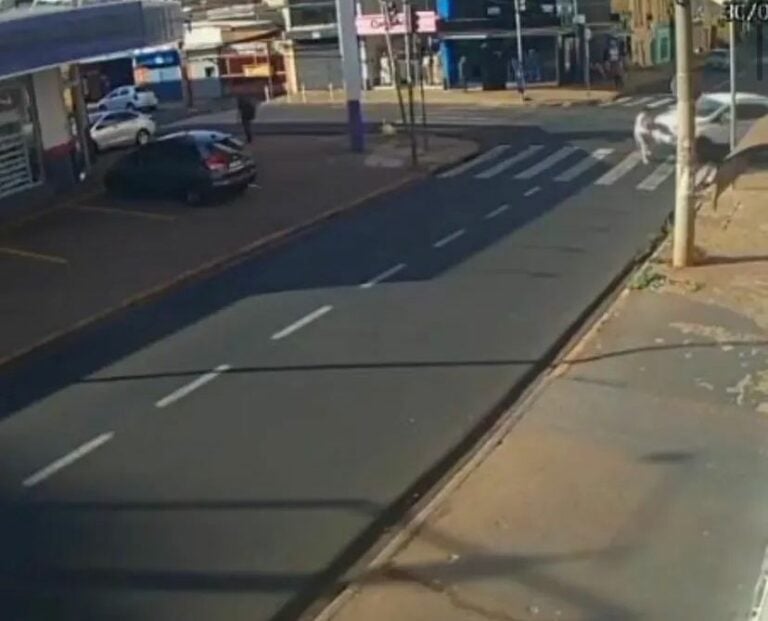 Idosa de 79 anos é atropelada enquanto atravessava faixa de pedestre do Centro