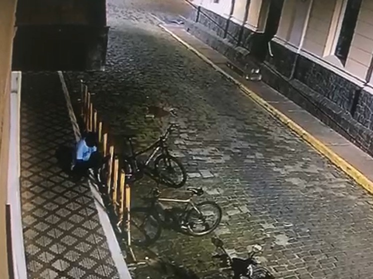 VÍDEO: Bicicleta é furtada em bicicletário de Lorena