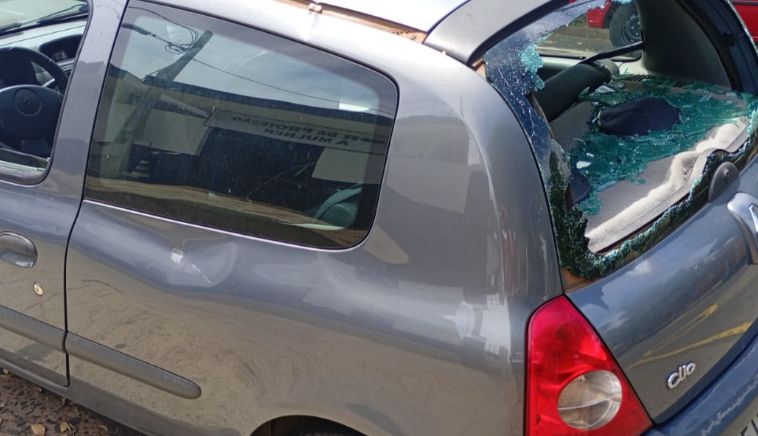 Homem que agridiu ex-mulher com pedaço de pau e destruiu carro, faz novas ameaças nas redes sociais