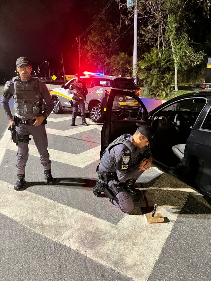 Mulher é presa com mais de 1 kg de crack escondido em carro na Tamoios, em Caraguatatuba