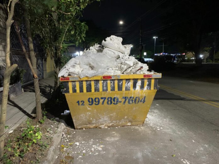 Dois fetos são encontrados dentro de caçamba de entulho em Jacareí