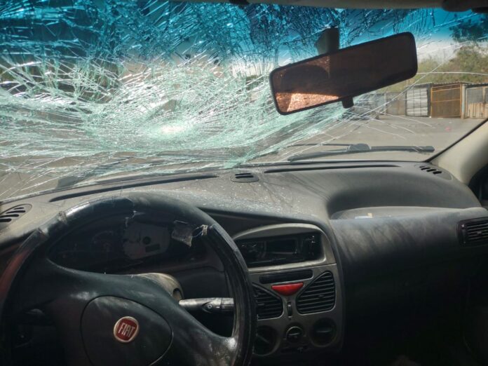 Motorista de aplicativo tem carro apedrejado em Limeira após passageira esquecer celular no veículo