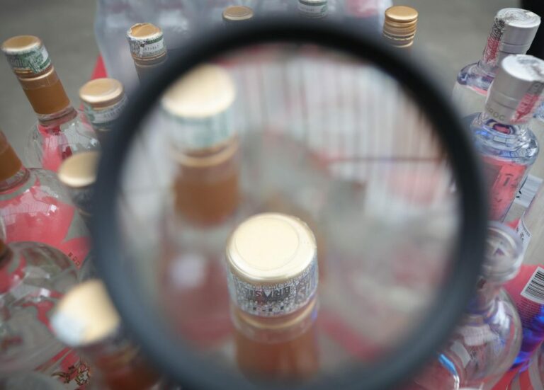 Mulheres são presas com mais de 160 garrafas de uísque falsificadas na região