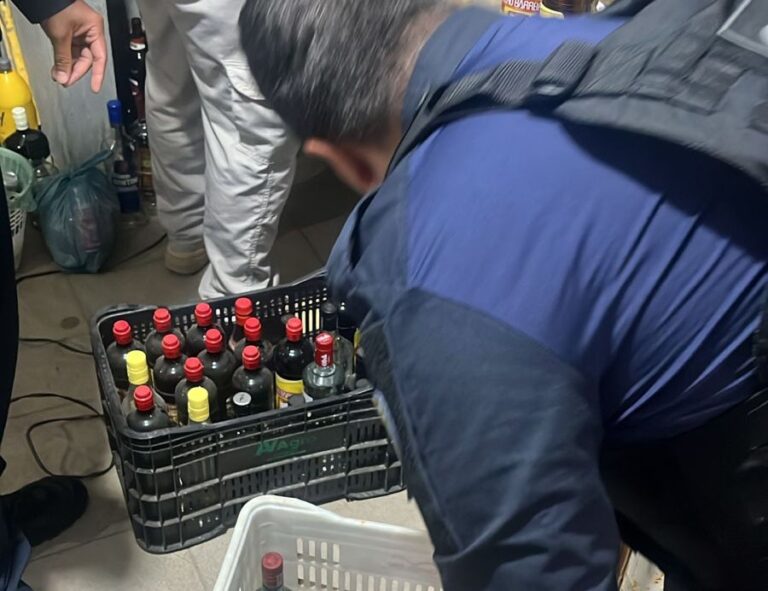 Operação em bar de São Sebastião apreende bebidas suspeitas de falsificação, caça-níqueis e cigarros