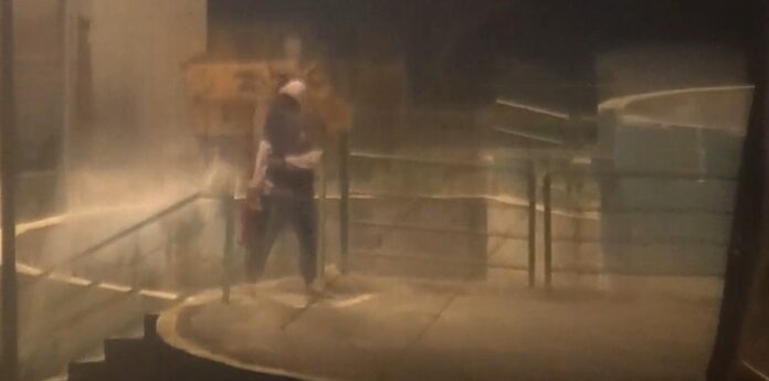 Câmeras de segurança flagram jovem danificando extintor em parque de Jacareí