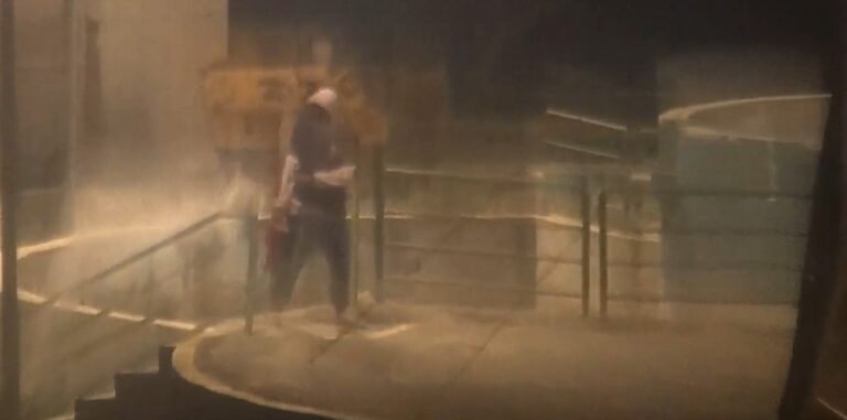 Câmeras de segurança flagram jovem danificando extintor em parque de Jacareí