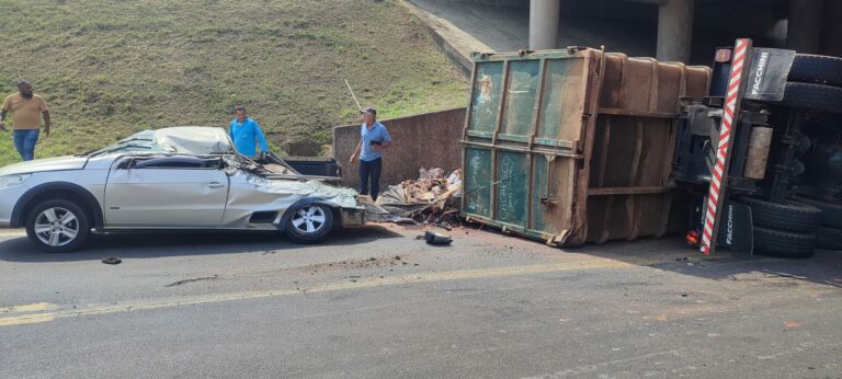 Carreta tomba e “esmaga” carro na Rodovia Anhanguera