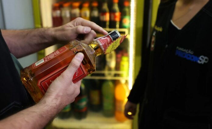 bebida Governo de São Paulo montou força-tarefa para fiscalizar bares e distribuidoras suspeitos. Foto: Pablo Jacob/Governo de São Paulo